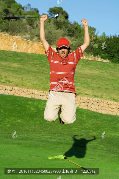 年輕的高爾夫球手；學員或初級慶祝勝利