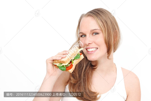 健康飲食；婦女吃沙拉三明治