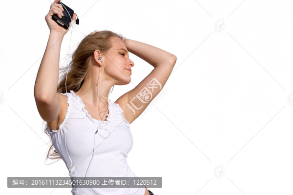 年輕女子或青少年跳舞從個(gè)人立體聲音樂(lè)