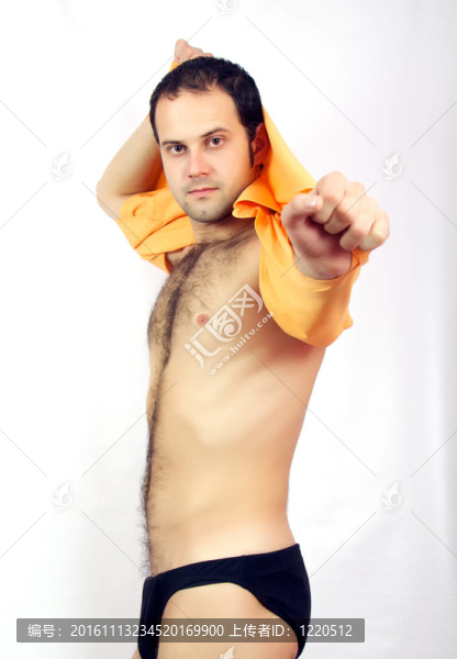 英俊的肌肉男