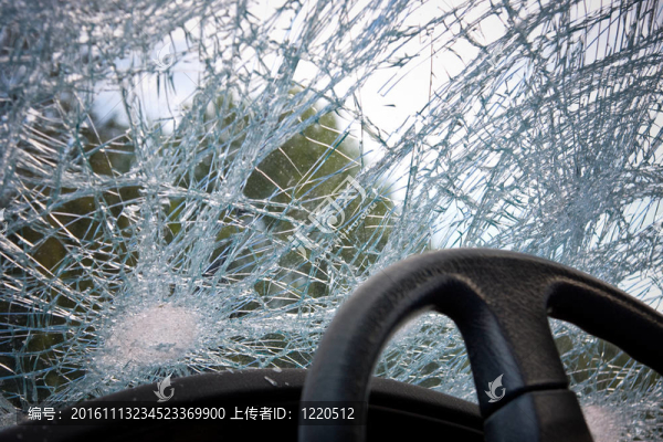 砸碎擋風玻璃
