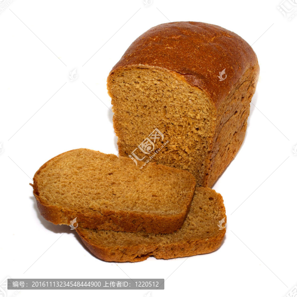 用茴香和一些片黑麥面包孤立的一半