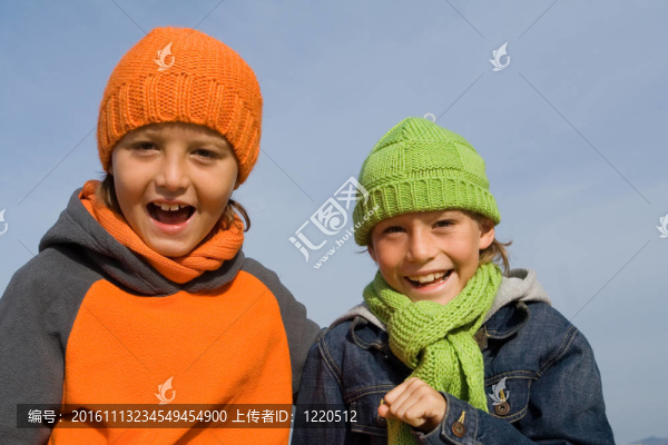 快樂的微笑；冬天的孩子；戴帽子和圍巾