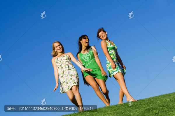 夏天一群女孩在草地上散步