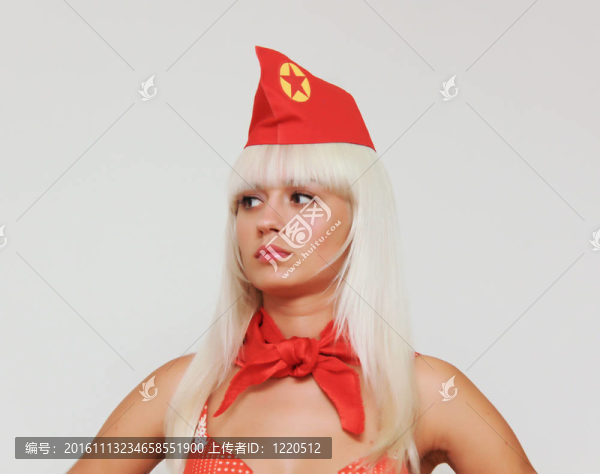 宏偉的女孩在一個紅色的圍巾