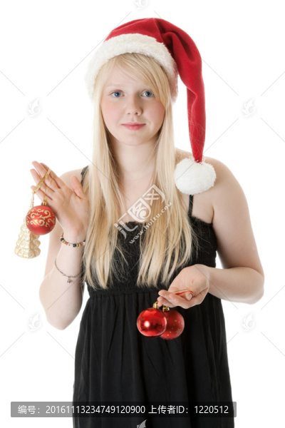 在Santa的帽子里的年輕漂亮的女孩