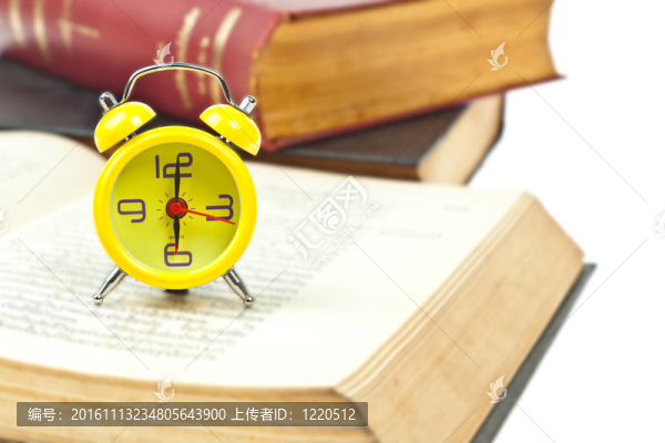 時鐘和書籍作為時間管理的概念
