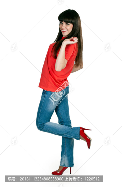 女孩在紅色的衣服和藍色牛仔褲在工作室