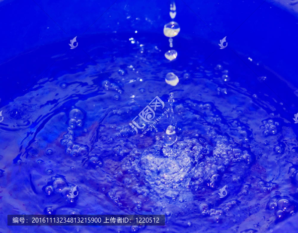 水滴在藍(lán)色的背景