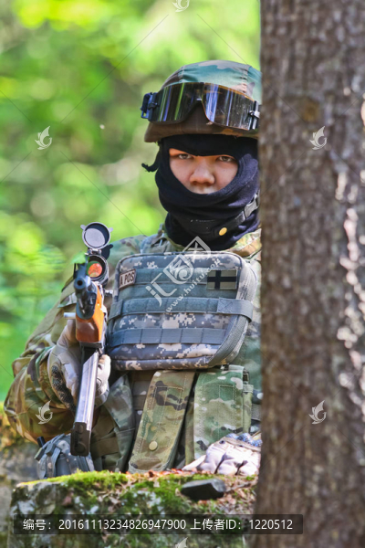 男孩玩氣槍