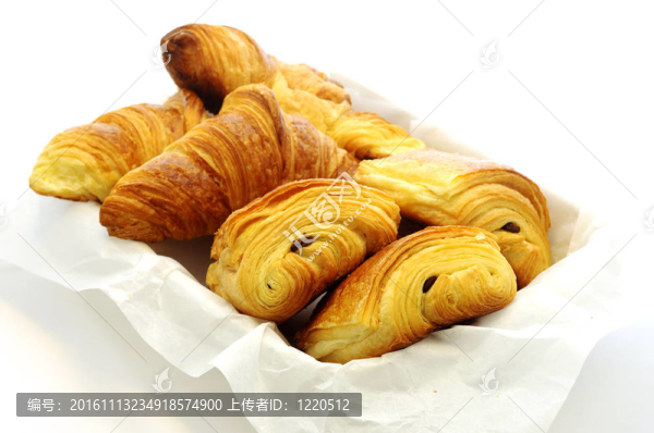 一個(gè)白色的美味的法國(guó)面包店。牛角包；巧克力。