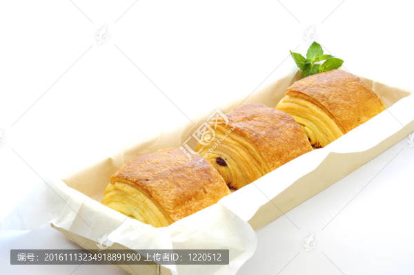 三金色的美味巧克力薄荷在籃子里。