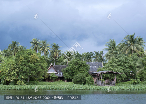 泰國(guó)季風(fēng)期間的河屋-匯圖網(wǎng) www.fosd68.com 泰國(guó)季風(fēng)期間的河屋