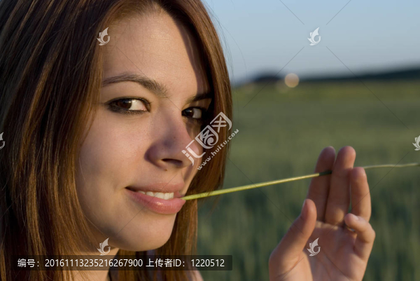 年輕女人和稻草