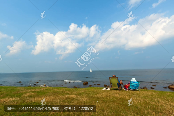 退休夫婦輕松欣賞海濱風(fēng)光。