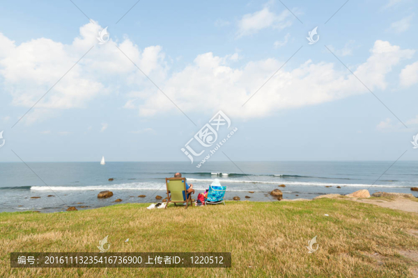 退休夫婦輕松欣賞海濱風光。