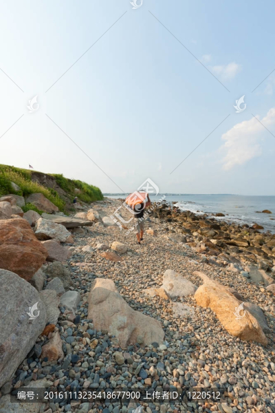 大西洋海岸多巖石的海岸沖浪。