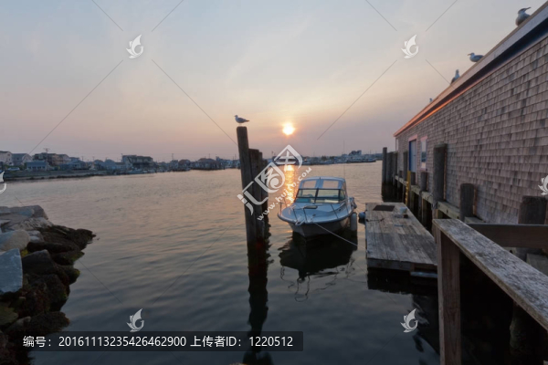 在納拉干塞灣的日落；羅得島。