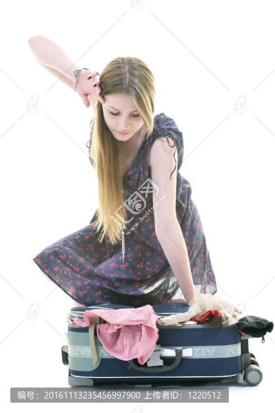 帶旅行袋的女人