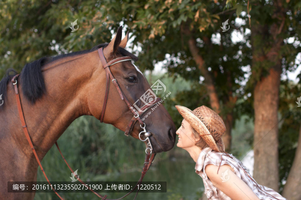 戴帽子的女人面對面。