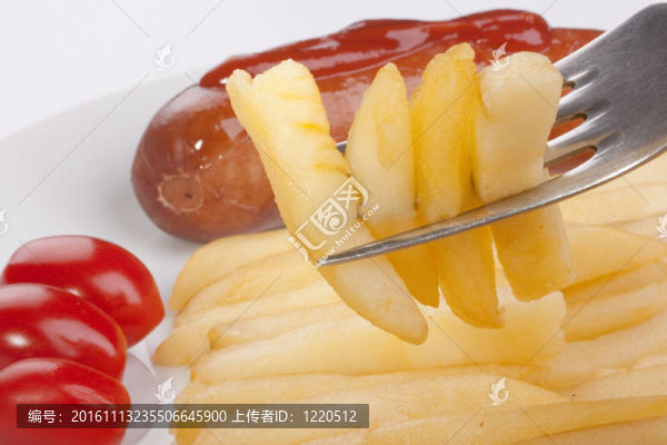 叉子上的炸土豆