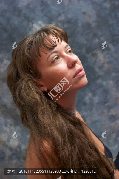 美麗的女人期待側(cè)面