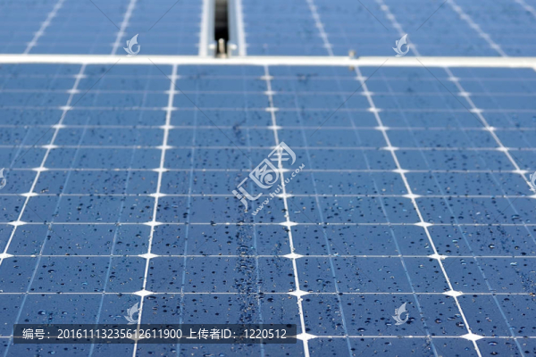 露水中的太陽(yáng)能電池板