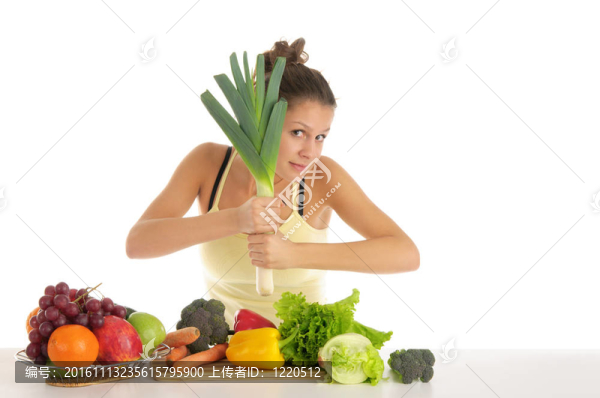 水果和蔬菜的女人