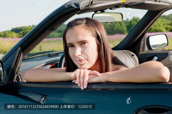 美麗的黑發(fā)女人