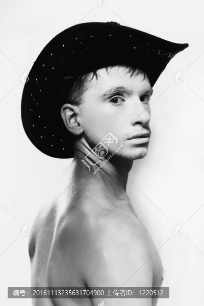 穿著白色背景的牛仔帽的年輕裸男