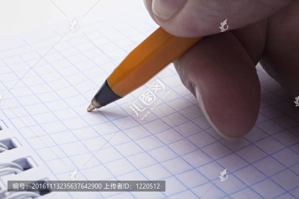 筆記本里的男人的手