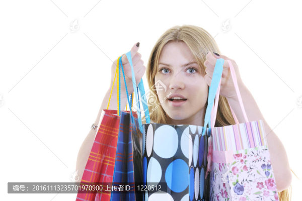 快樂的年輕成年婦女購物與彩色袋