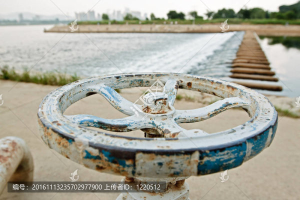 白色和藍色生銹的水龍頭輪