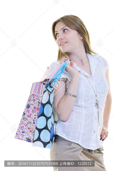 快樂的年輕成年婦女購物與彩色袋