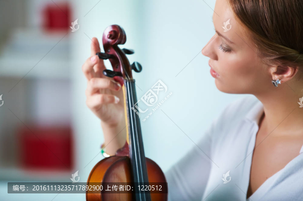 女孩用小提琴