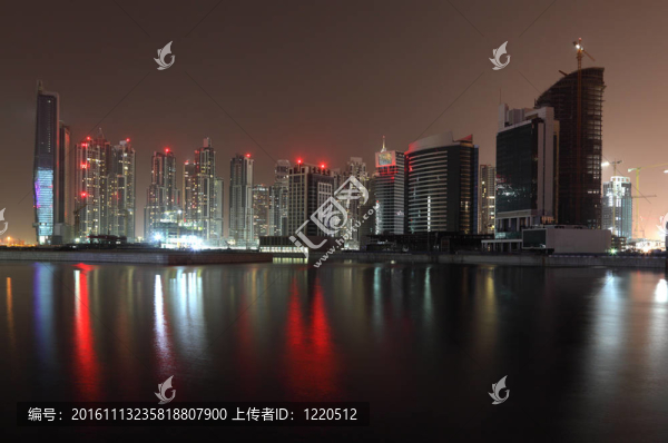 迪拜天際線的夜晚；阿拉伯聯(lián)合酋長國