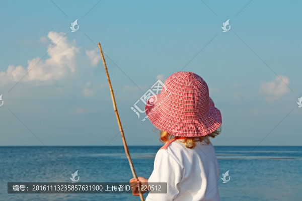 海邊的一個小女孩