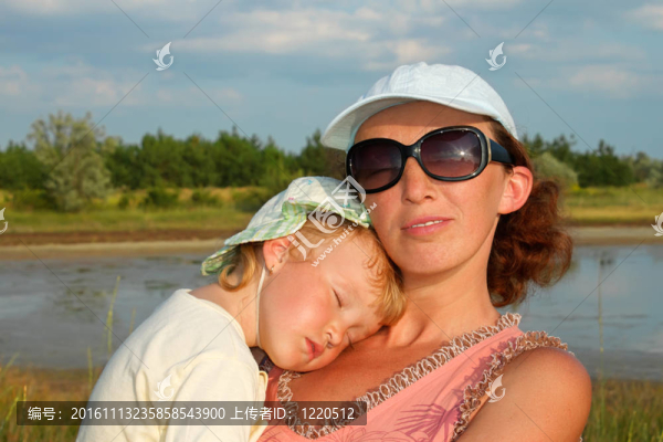 母親與小滑倒的女兒