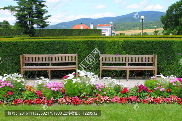 公園里的兩個長椅