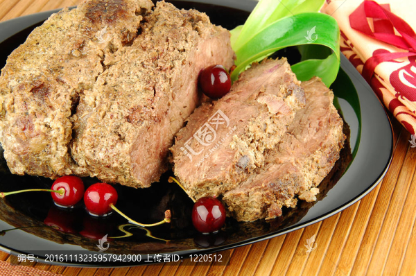 烤牛肉多汁的肉；