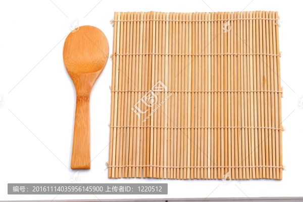 木勺子在竹餐墊
