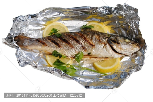 海水魚歪在檸檬片和香菜孤立在白色背景的包裝