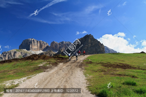 在Dolomites騎自行車(chē)