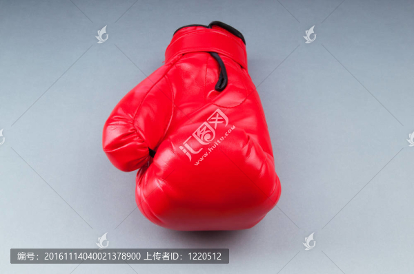 桌上的拳擊手套