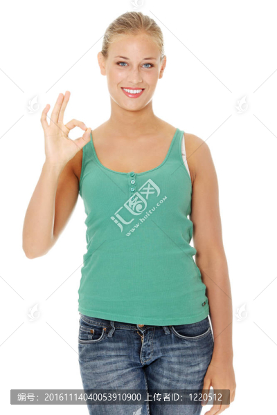 快樂的年輕的金發(fā)女子手勢完美。