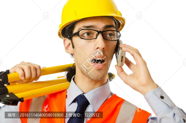 帶硬帽的年輕建筑工人