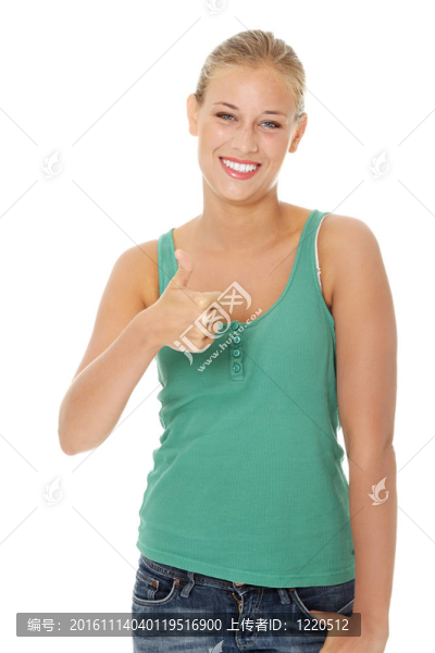 快樂的年輕的金發(fā)女子比劃好。