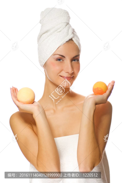 美麗的年輕女子與芳香浴球分離白色背景-匯圖網(wǎng) www.fosd68.com 美麗的年輕女子與芳香浴球分離白色背景