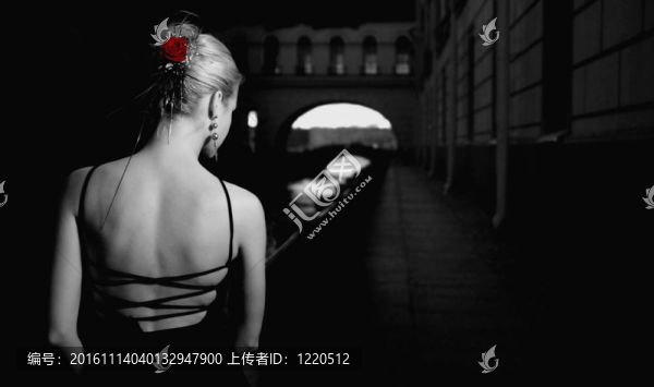 老城區(qū)一個(gè)女孩的黑白照片