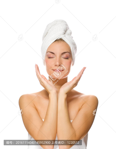 年輕可愛的女士在淋浴后涂保濕霜